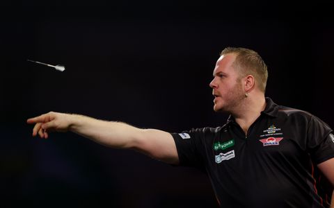 Dirk van Duijvenbode kruipt in eerste ronde van WK darts door oog van de naald