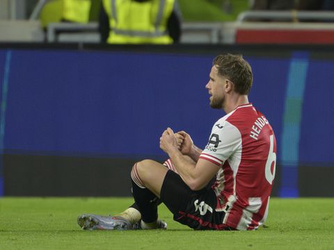 Ex-Ajacied Jordan Henderson beleeft emotioneel hoogtepunt bij nieuwe club: 'Ik draag deze goal op aan hem'