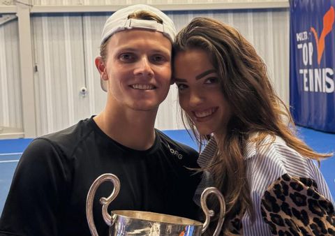 Kersvers Nederlands kampioen Jesper de Jong viert mijlpaal samen met populaire schaatsvriendin Pien Hersman