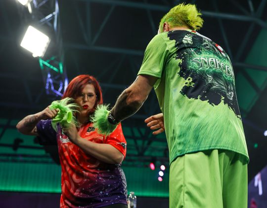 Uitslagen WK darts: bizarre taferelen in Ally Pally rondom woeste topdarter, Nederlandse vrouw sneuvelt