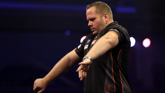 Dirk van Duijvenbode op zijn hoede voor gevaarlijke tegenstander op WK darts: 'Dat is het grootste nadeel aan hem'