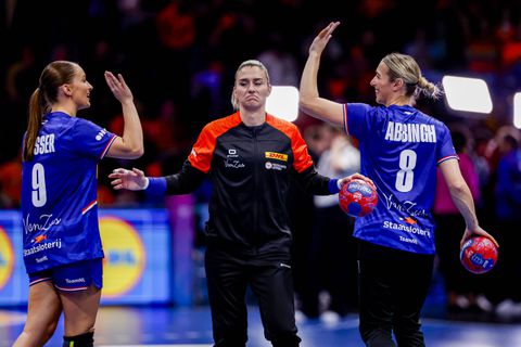 Tophandbalsters Estavana Polman en Lois Abbingh krijgen het om de oren in Vandaag Inside: 'Het is een B-sport'