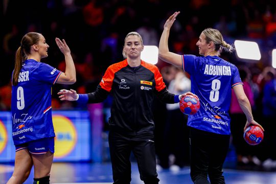 Tophandbalsters Estavana Polman en Lois Abbingh krijgen het om de oren in Vandaag Inside: 'Het is een B-sport'