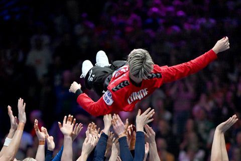 Presentatrice (39) zorgt voor opzienbarend moment na finale WK handbal: 'Ik moest de studio uit rennen'