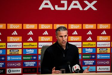Feyenoord-icoon haalt genadeloos uit naar coach Robin van Persie: 'Denk hij dat we allemaal achterlijk zijn?'