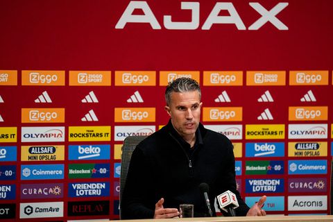 Feyenoord-icoon haalt genadeloos uit naar coach Robin van Persie: 'Denkt hij dat we allemaal achterlijk zijn?'