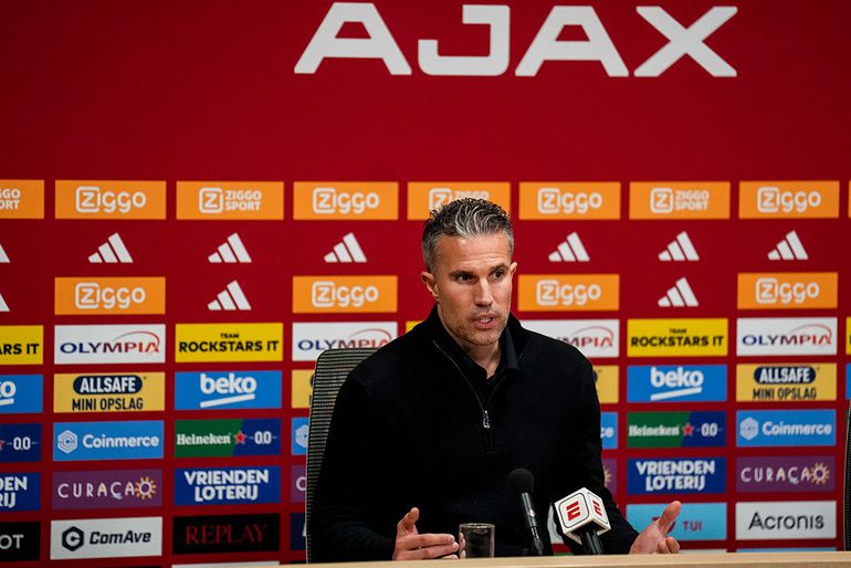 Feyenoord-icoon haalt genadeloos uit naar coach Robin van Persie: 'Denk hij dat we allemaal achterlijk zijn?'
