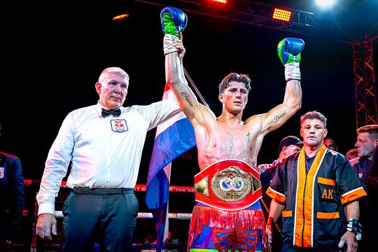 Nederlandse topbokser Gradus Kraus en zijn partner onthullen geslacht van tweede kindje