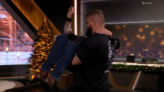 Viaplay opent middagsessie WK darts zeer opvallend: 'Wat gebeurt er hier joh?!'