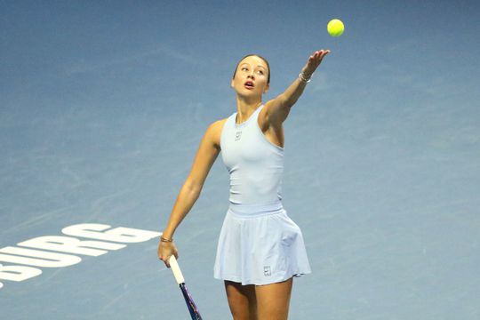 Toptennisser Tallon Griekspoor geniet met vriendin bij concert van wereldster: 'Kom de dansvloer op!'