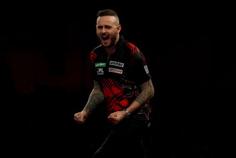 Presentatrice moet excuses maken voor misdragende topdarter: 'Ik betaal die boete alvast'