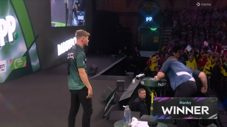 Topdarter gaat op WK darts volledig door het lint en deelt rake klappen uit, scheids grijpt in