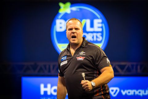 WK darts | Dirk van Duijvenbode knalt in spannende wedstrijd voorbij debuterende Belg, Whitlock uitgetoverd