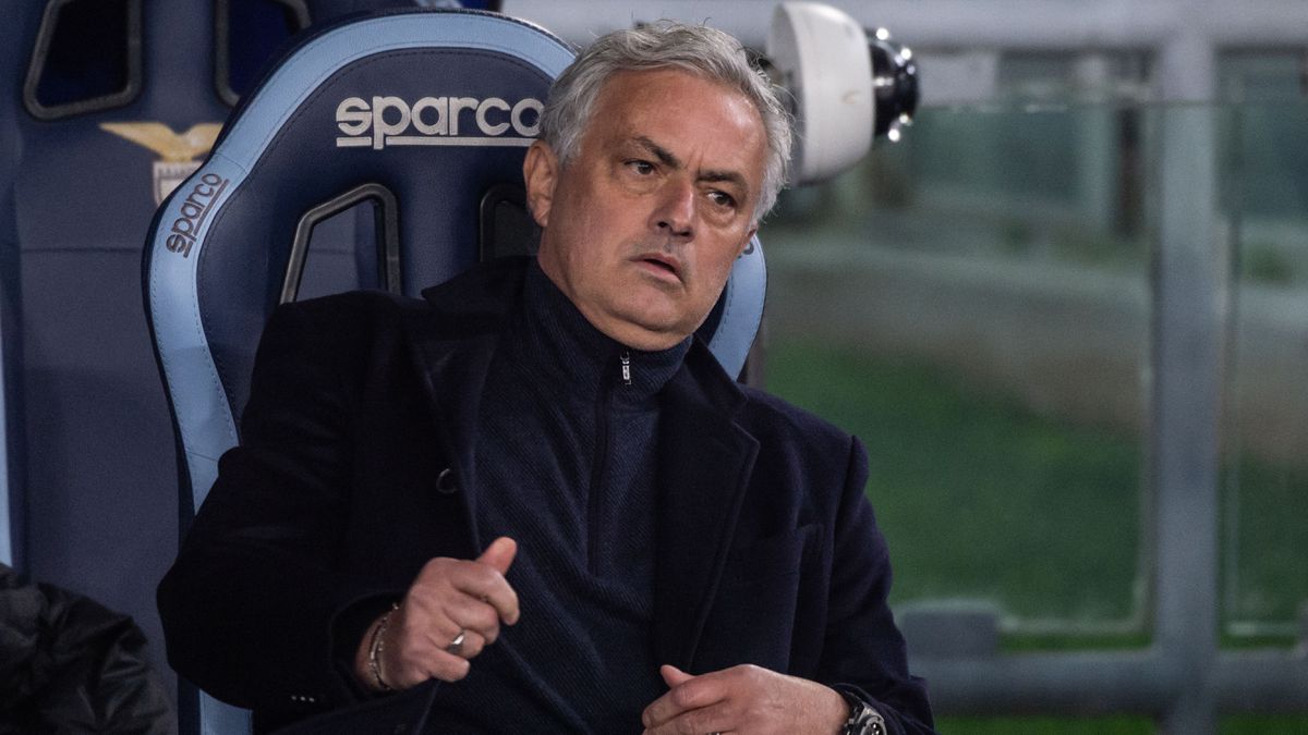 José Mourinho ontslagen als trainer van Feyenoord-tegenstander AS Roma