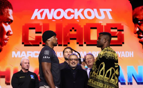 Anthony Joshua en Francis Ngannou gunnen elkaar geen lachje in eerste intense staredown