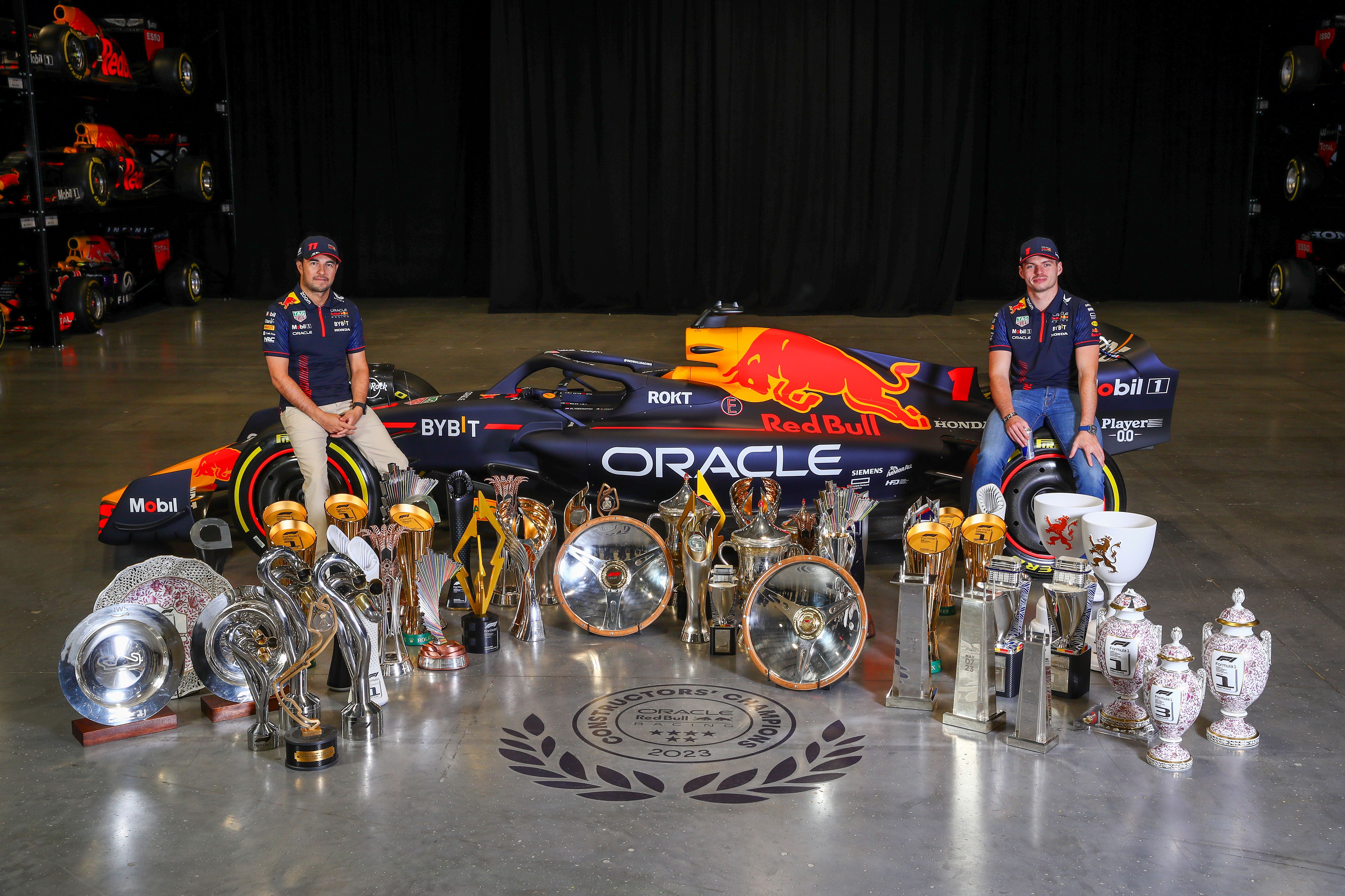 Max Verstappen en Sergio Perez van Red Bull Racing met alle prijzen van 2023