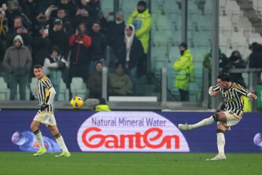 Dusan Vlahovic schiet de bal kiezelhard binnen tegen Sassuolo