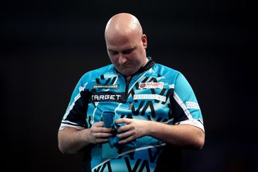 Topdarters houden huis tijdens Bahrain Darts Masters, maar een favoriet laat zich meteen verrassen