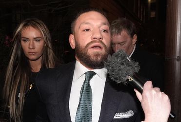 Dronken Conor McGregor wéér in de problemen: 'Dat probeerde hij zonder haar toestemming'