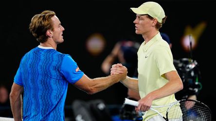 Jannik Sinner worstelt met 'Nederlandse' tennisser op Australian Open: 'Veel beter dan ik had verwacht'