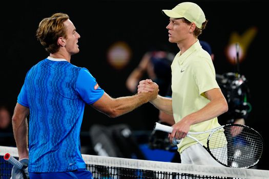 Jannik Sinner worstelt met 'Nederlandse' tennisser op Australian Open: 'Veel beter dan ik had verwacht'