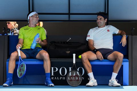 Tennislegende Roger Federer (44) baart opzien in partij tegen huidige wereldtopper: 'Ben blij hoe ik de bal raak'