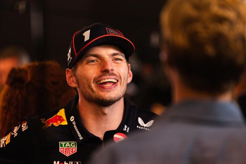 Max Verstappen krijgt lachers op zijn hand met pikant grapje bij presentatie Red Bull