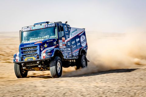 Wéér Nederlands succes bij Dakar Rally: Mitchel van den Brink vecht zich terug vlak voor slotetappe