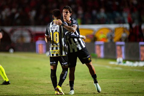 'Ajax slaat toe en richt zich nu ook op teamgenoot Neymar na komst Maximilian Ibrahimovic'