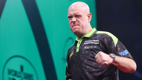 Gedreven Michael van Gerwen spoelt rampjaar weg met eindzege Bahrain Darts Masters: 'Ik hoef niks meer te bewijzen'