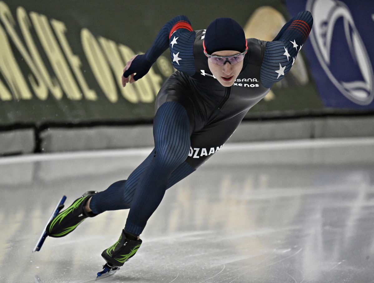 Jordan Stolz is los op WK afstanden: in baanrecord naar goud op de 500 meter