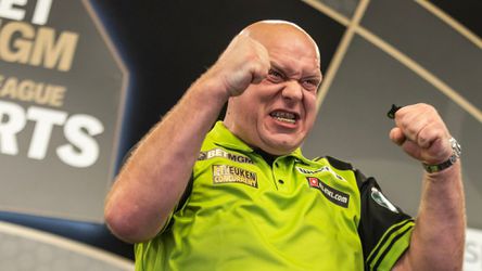 Michael van Gerwen lacht concurrentie letterlijk uit bij Viaplay: 'Als je nu niet van mij wint...'