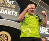 Michael van Gerwen lacht concurrentie letterlijk uit bij Viaplay: 'Als je nu niet van mij wint...'