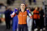 Femke Kok kan niet meer stoppen met lachen na haar wereldtitel op de 500 meter. ©Pro Shots