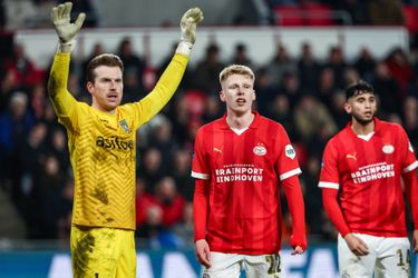 Keeper Michael Brouwer steelt na PSV - Heracles de harten van twee vrouwen en een dolblij jochie