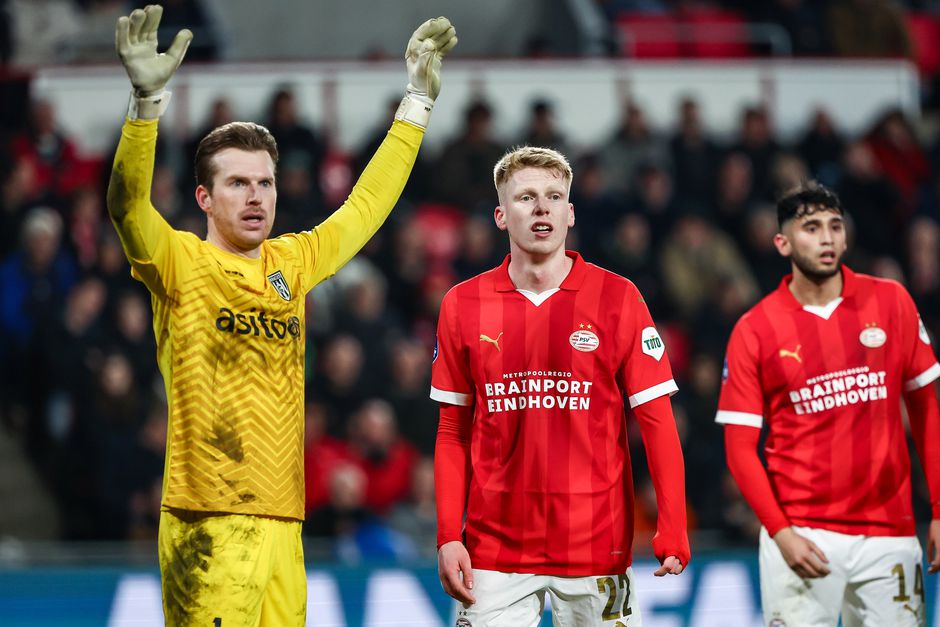 Keeper Michael Brouwer steelt na PSV - Heracles de harten van twee vrouwen en een dolblij jochie