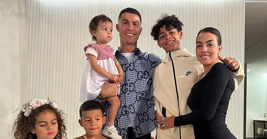 Iraanse krant hakt billen van vriendin Cristiano Ronaldo af op familiefoto
