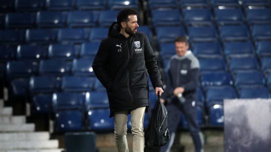 West Brom-trainer Carlos Corberan krijgt supersnelle rode kaart voor vreemde actie