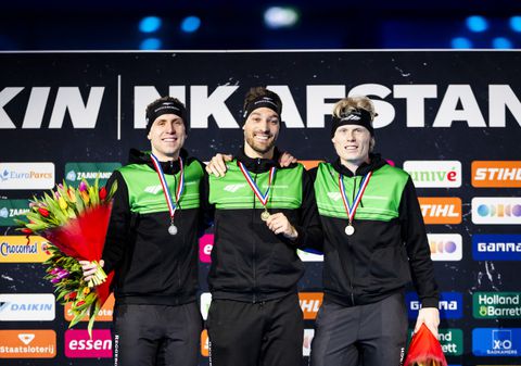 Schaatser gaat 'bijna nokkie' tijdens huldiging op NK, Kjeld Nuis steekt helpende hand toe