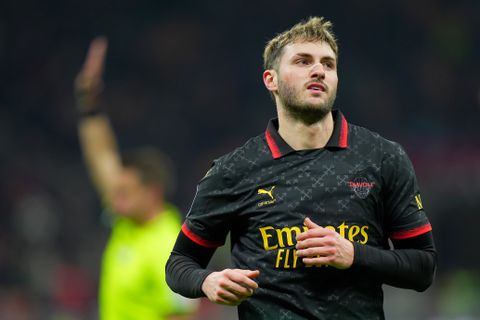 Scorende Santiago Gimenez krijgt weer complimenten van Milan-icoon: 'Je moet er klaar voor zijn'