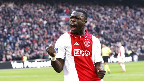 Oppermachtig Ajax loopt uit op PSV in Eredivisie, bijzondere mijlpaal voor kind van de club