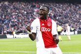 Oppermachtig Ajax loopt uit op PSV in Eredivisie, bijzondere mijlpaal voor kind van de club
