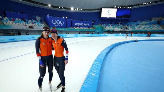 Prachtige beelden: olympisch kampioen Femke Kok vliegt mentor en voorbeeld Ireen Wüst in de armen