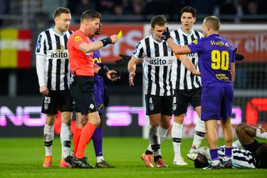 Snoeiharde kritiek op Danny Makkelie na grove fout: ‘Hij mag blij zijn als hij het WK haalt’