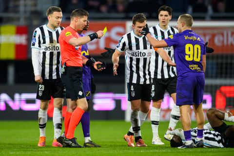 Snoeiharde kritiek op Danny Makkelie na grove fout: ‘Hij mag blij zijn als hij het WK haalt’