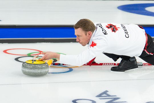 Rel rond valsspelende curling-Canadees zorgt voor ongeloof: 'Je ziet gewoon dat vieze vingertje!'