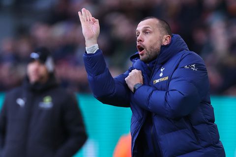 Ex-trainer Ajax John Heitinga na een maand alweer weg bij ploeterende topclub