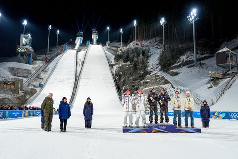 Bizarre ontknoping olympische finale schansspringen: sneeuwstorm zet uitslag volledig op z’n kop