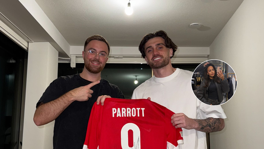Gedurfd berichtje brengt voetbalkapper plots bij AZ-speler Troy Parrott en bekende vriendin in huis: 'Kun je vanavond komen?'