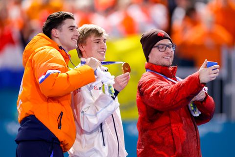 Vader schaatsfenomeen Jordan Stolz onthult speciale operatie: 'Het lijkt wel een drugsdeal'